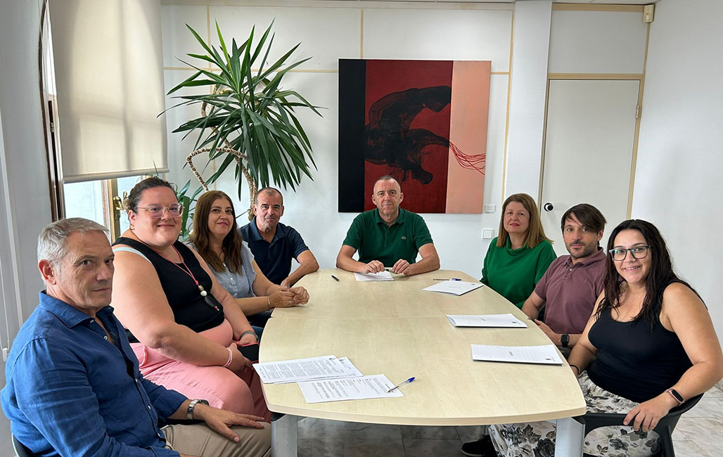 Dilluns passat prenien possessió de la seua plaça de funcionaris com a Notificadora i Auxiliar de Biblioteca, Silvia Morales Pascual i Adolfo Fernando de Trazegnies Cahuas, respectivament. A més, Marga Riera Botella també signava l’adjudicació de la plaça d’Editora d’Altea Digital, en qualitat de laboral fixa. L’acte, presidit per l’Alcalde i el Secretari de la Corporació Municipal, va comptar amb la presència de l’edil de RRHH i de les regidores de Cultura i Mitjans de Comunicació.