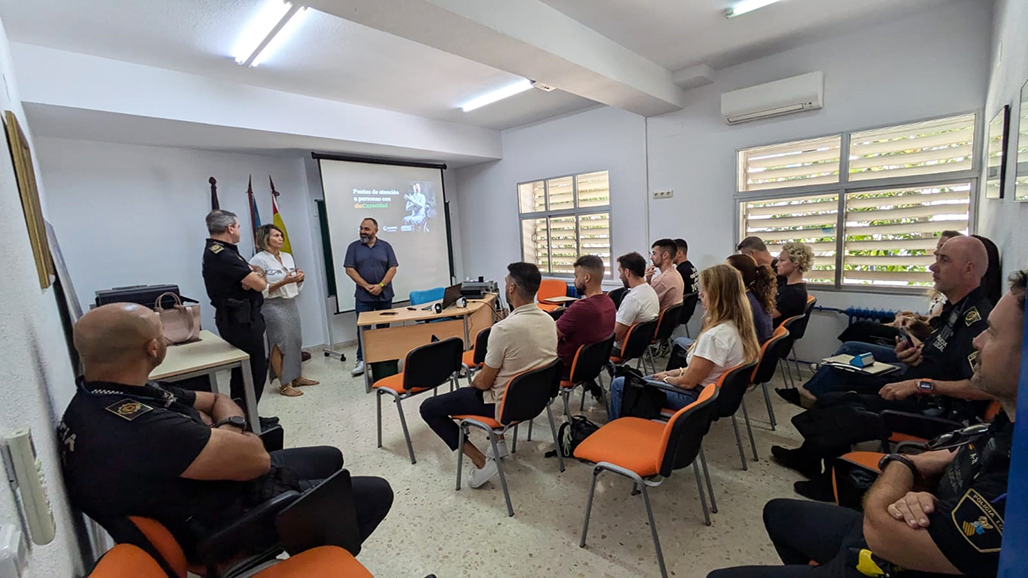 La empresa Ilunion Accesibilidad imparte dos talleres formativos en pautas de atención a personas con diversidad funcional. Uno de los talleres ha ido destinado a la plantilla de la Policía Local y un segundo a las empresas del Mercado Municipal.