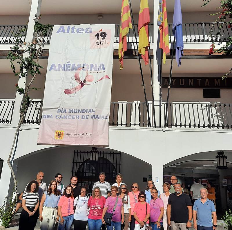 Amb motiu del Dia Mundial contra el Càncer de Mama, 19 d’octubre, l’associació comarcal Anémona i l’Ajuntament d’Altea han col•locat a la façana del consistori una pancarta amb un gran llaç rosa. A més, ha tingut lloc la lectura d’un manifest de sensibilització sobre esta malaltia i la petició de més ajudes.