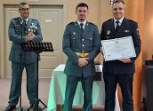 La Guàrdia Civil atorga una Distinció d'Honor al cap de la Policia Local d'Altea, Vicente Soler, el dia de la celebració de la festivitat del Pilar, 12 d'octubre, en reconeixement a la seua faena.