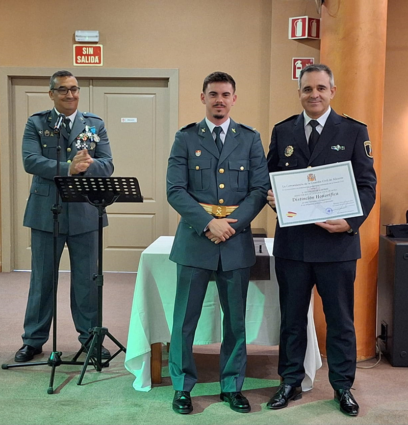 La Guardia Civil otorga una Distinción de Honor al Jefe de la Policía Local de Altea, Vicente Soler, en el día de la celebración de la festividad del Pilar, 12 de Octubre, en reconocimiento a su labor.