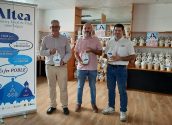 Gran éxito de la acción promocional que hizo la concejalía de Comercio con motivo del Día del Comercio Local en Altea, el pasado viernes en el Mercado Municipal. Como símbolo de producto de cercanía y en honor al lema de la promoción en Altea, “el Comerç local és vital com l’Aigua”, el edil y la técnica del área, acompañados por algunos miembros de ALCEA, obsequiaron a la ciudanía que quiso participar con un botijo.