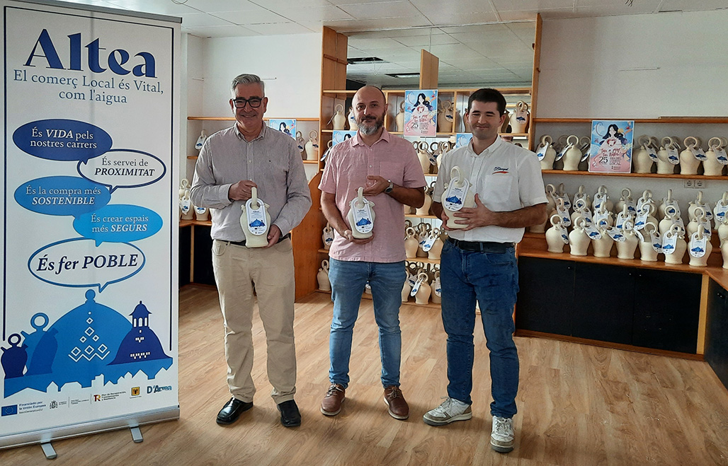 Gran èxit de l’acció promocional que va fer la regidoria de Comerç amb motiu del Dia del Comerç Local a Altea, divendres passat al Mercat Municipal. Com a símbol de producte de proximitat i en honor al lema de la promoció a Altea, “el comerç local és vital com l’Aigua”, l’edil i la tècnica de l’àrea, acompanyats per alguns membres d’ALCEA, van obsequiar la ciutadania que va voler participar amb un botijó.