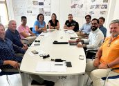 El Castell de l’Olla y el Ayuntamiento de Altea siguen trabajando para mejorar algunos de los aspectos que envuelven el evento; como son las infraestructuras y protocolos, entre otros. Para tratar estos asuntos y hacer una valoración de la pasada edición, la concejalía de Turismo ha dispuesto una reunión en la que han participado los departamentos de Infraestructuras, EPDM, Fiestas, Policía Local y los representantes de la Cofradía del Castell de l’Olla.