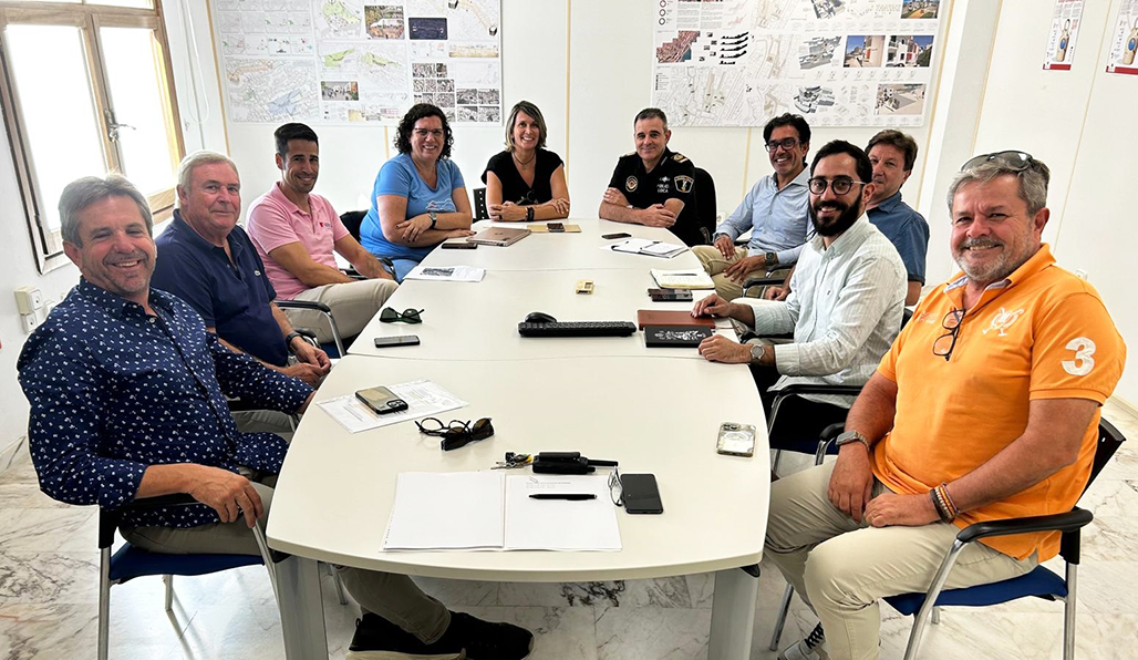 El Castell de l’Olla i l’Ajuntament d’Altea segueixen treballant per millorar alguns dels aspectes que envolten l’esdeveniment; com són les infraestructures i protocols, entre d’altres. Per tractar estos assumptes i fer una valoració de la passada edició, la regidoria de Turisme ha disposat una reunió on han participat els departaments d’Infraestructures, EPDM, Festes, Policia Local i els representants de la Confraria del Castell de l’Olla.