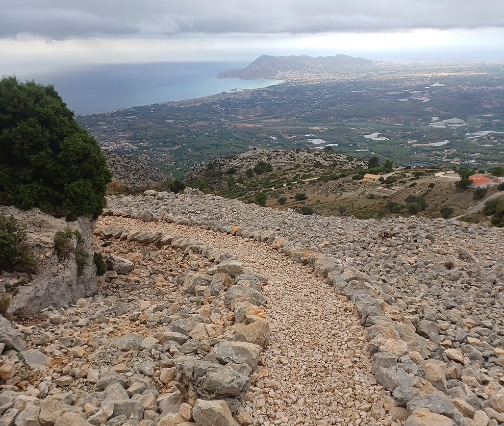 El Ayuntamiento ejecuta trabajos de conservación y mejora del sendero PR-CV7 de Bèrnia