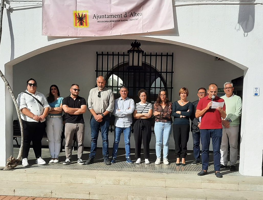 Altea guarda cinc minuts de silenci en memòria de les víctimes mortals a la Dana que fa uns dies devastava part de la Comunitat Valenciana.