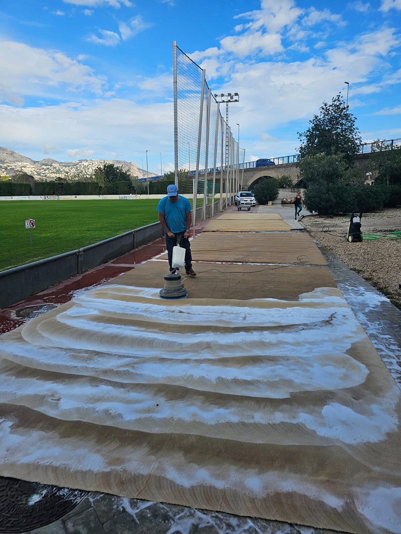 Altea neteja els tapissos de Gimnàstica Rítmica de diversos municipis afectats per la DANA