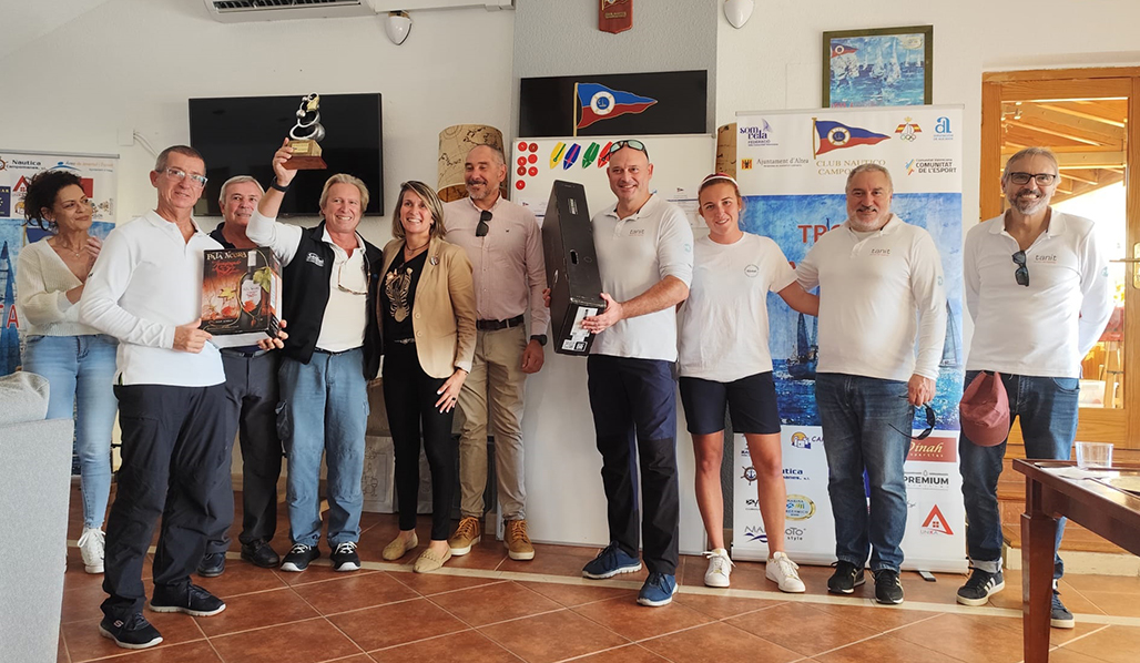 L’embarcació Tanit 6 es proclama vencedora de la XXIV edició del Trofeu Pata Negra. Una regata que s’ha celebrat en aigües de les Marines els dies 16 i 17 de novembre i que organitza el Club Nàutic Campomanes amb l’autorització de la Federació de Vela de la Comunitat Valenciana. Al lliurament de premis hi van estar presents els regidors Xelo González i Rafa Ramón Mompó.