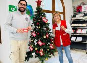 La asociación benéfica Corazón Exprés instala en varios puntos del municipio “El Árbol Solidario” para la recogida de juguetes para los niños más desfavorecidos.