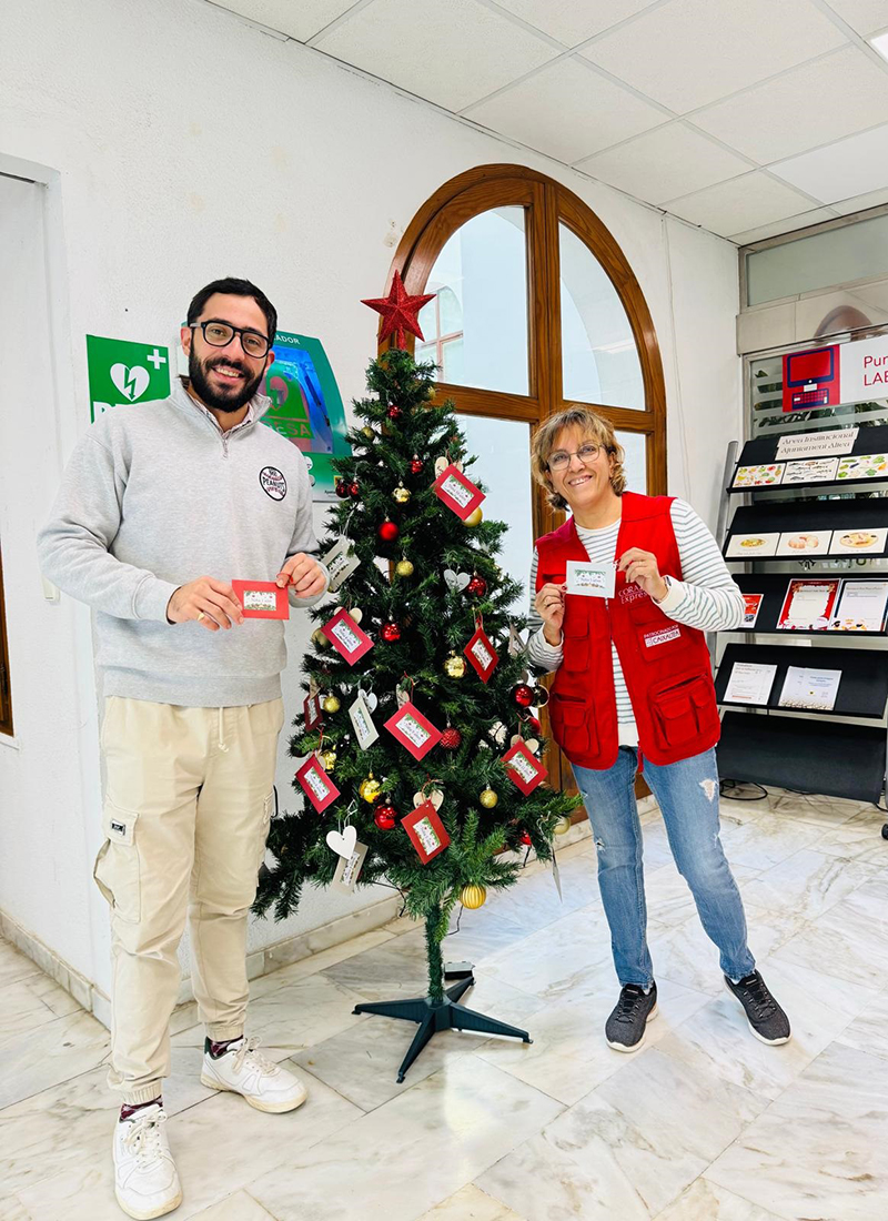 La asociación benéfica Corazón Exprés instala en varios puntos del municipio “El Árbol Solidario” para la recogida de juguetes para los niños más desfavorecidos.