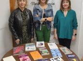 La regidoria de Normalització Lingüística dóna lots de llibres en valencià als diferents centres educatius del municipi. En el cas de la imatge, és l'IES Bellaguarda qui rep els títols sol•licitats pel mateix centre.