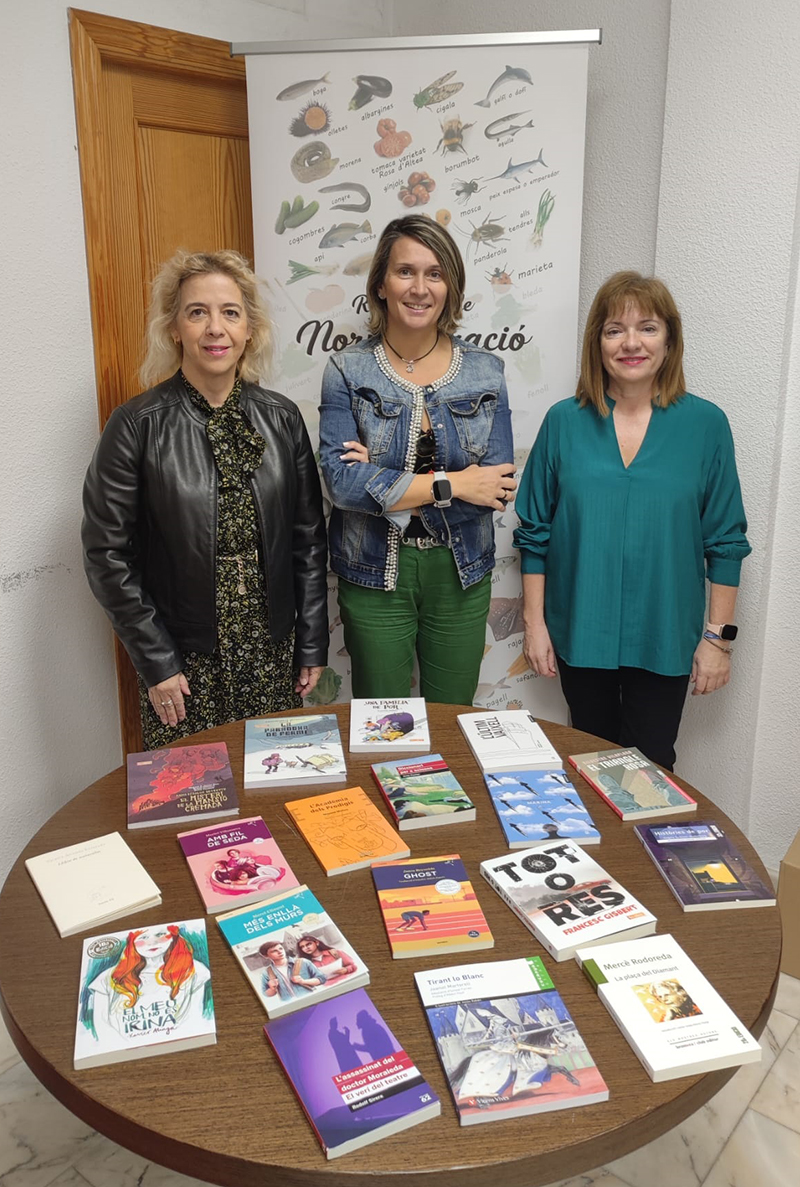 La regidoria de Normalització Lingüística dóna lots de llibres en valencià als diferents centres educatius del municipi. En el cas de la imatge, és l’IES Bellaguarda qui rep els títols sol•licitats pel mateix centre.