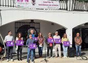 El municipio de Altea, con la Corporación Municipal a la cabeza, guarda un minuto de silencio en repulsa al último asesinato machista en el que ha perdido la vida una joven oriolana de 15 años a mano de su ex novio.