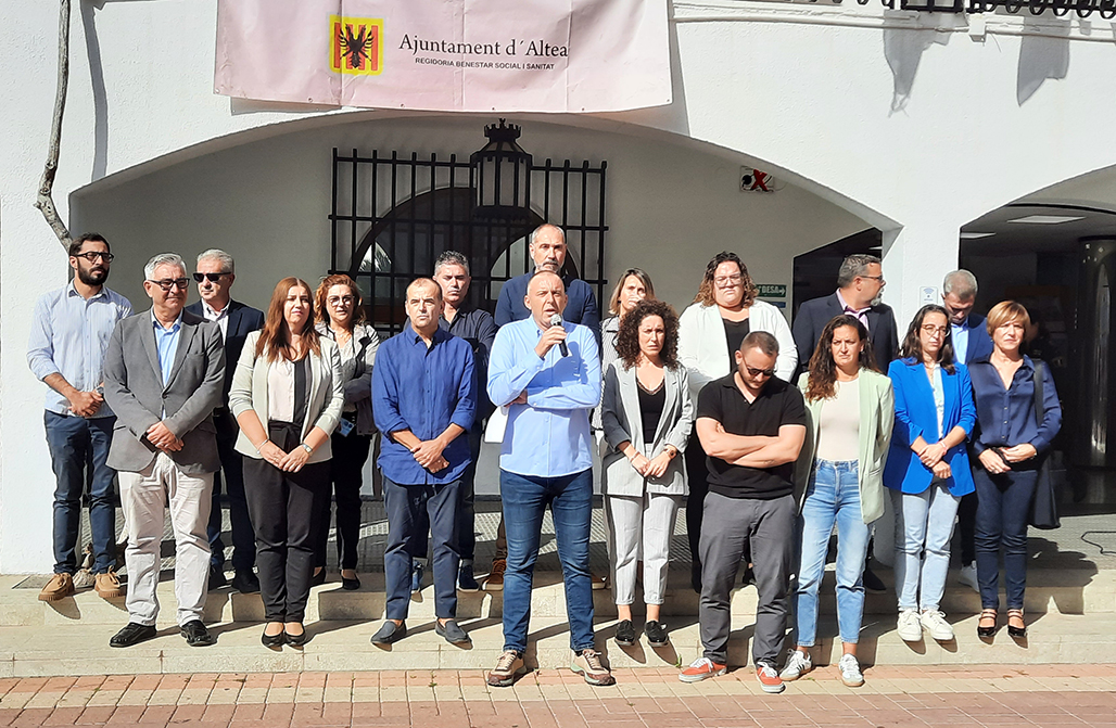 Divendres passat el municipi d’Altea, autoritats i ciutadania, guardaven un minut de silenci a les portes del Consistori en respecte a les centenars de víctimes de la Dana que ha deixat a Espanya, sobretot a la Comunitat Valenciana i en suport als milers de persones damnificades pel terrible episodi de pluges descontrolades Una acció que es repetirà hui, dilluns 4 de novembre, a les 12.00h a la plaça de l’Ajuntament.