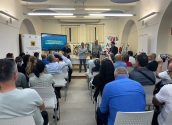 L'Ajuntament d'Altea, amb els responsables de Medi Ambient, Patrimoni i Projectes Europeus al capdavant, i el Grup d'Acció Local Pesquer, GALP, han mantingut una reunió de treball amb una delegació de 40 persones procedents de Romania, entre els quals 8 alcaldes, interessats a conèixer els detalls de diversos projectes alteans que han rebut finançament europeu; com per exemple el Projecte de regeneració del Riu Algar o els Plans de Sostenibilitat Turística a Destino.