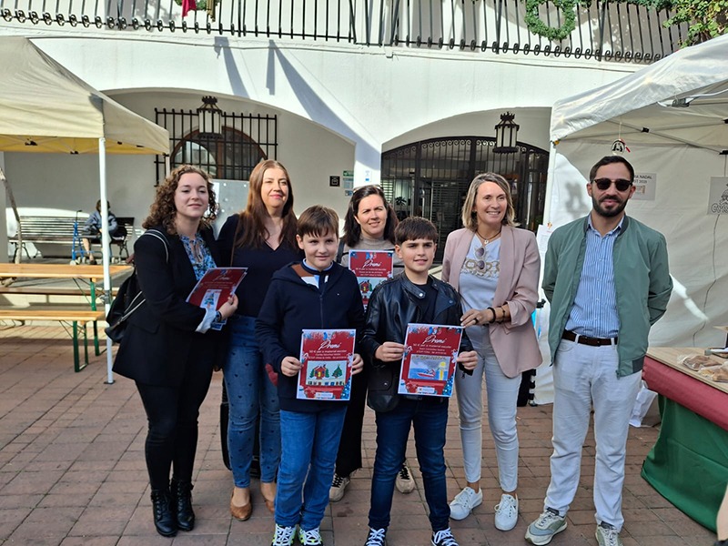 Éxito del Mercado de Navidad, que un año más se ubicó en la plaza del Ayuntamiento de Altea. Del 6 al 8 de diciembre, el tradicional Mercado de Navidad, abrió las numerosas actividades programadas a Altea con motivo de las fiestas de Navidad. Durante la inauguración se hizo entrega de los premios del concurso de Postales de Navidad hechas por el alumnado de Altea.