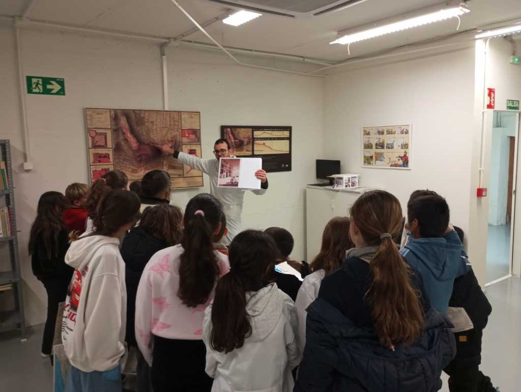 Les alumnes de segon i tercer cicle de primària del col•legi Garganes visiten l’Arxiu Municipal