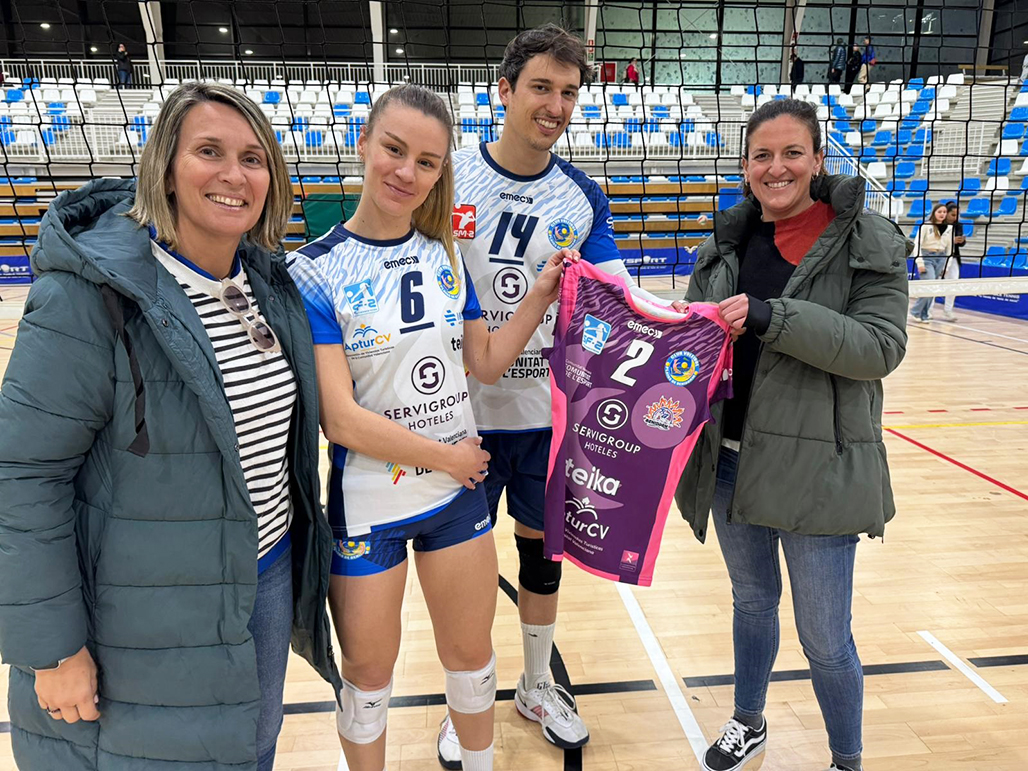 El Club Voleibol Platges de Benidorm feia entrega d’una samarreta oficial a la regidora d’Esports Sara Soler, de mans dels seus capitans Sergio Ramírez i María Soldevila, en agraïment per les facilitats prestades perquè els seus equips pogueren jugar els seus compromisos oficials de Superlliga 2 a Altea. Festa total amb voleibol d’elit al Palau d’Esports d’Altea, després de la victòria de l’equip masculí 3-0 davant del CV Utrera, i de l’equip femení per 3-1 davant del Gran Canària. A la cita també hi va ser present l’edil de Turisme Xelo González.