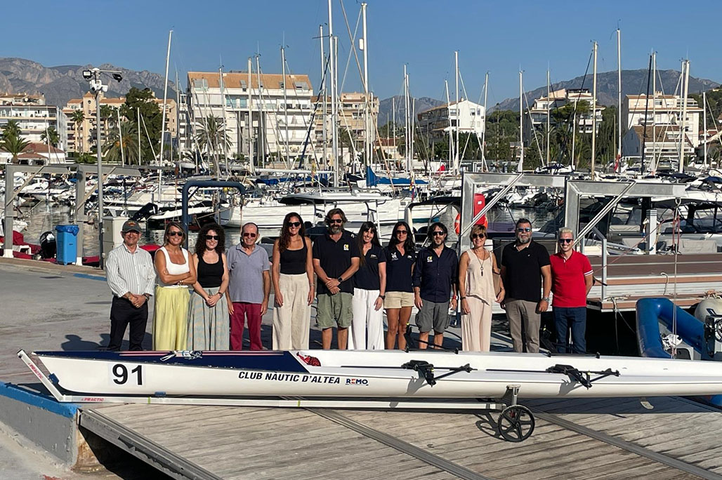 La Corporació Municipal, amb l’edil d’Esports Sara Soler al capdavant, s’ha reunit amb l’equip de Rem Femení del Club Nàutic Altea per a desitjar-li sort en el campionat europeu que tindrà lloc els dies 7, 8 i 9 d’octubre en Manavgat, Antalya, Turquia. L’equip el componen Inma Barranco, Emily Marín, Bárbara González i Sonia Boubeta.