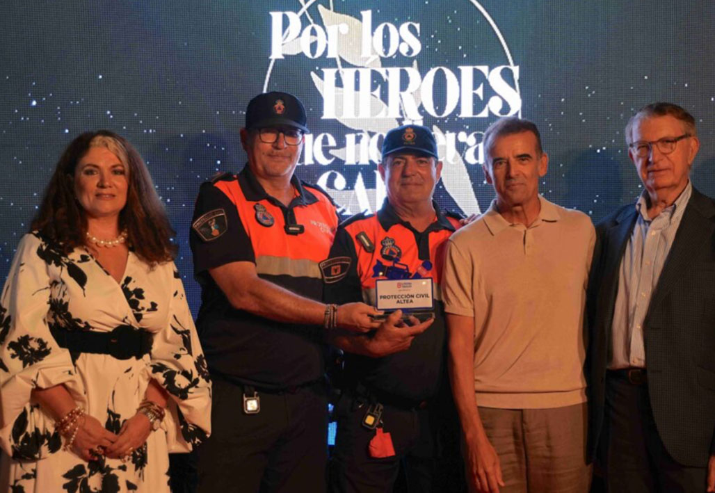La primera gala “Pels herois que no porten capa”, de TV 8 La Marina Baixa, ha reconegut la labor de Protecció Civil Altea per la seua encomiable labor realitzada en la celebració del Castell de l’Olla.
