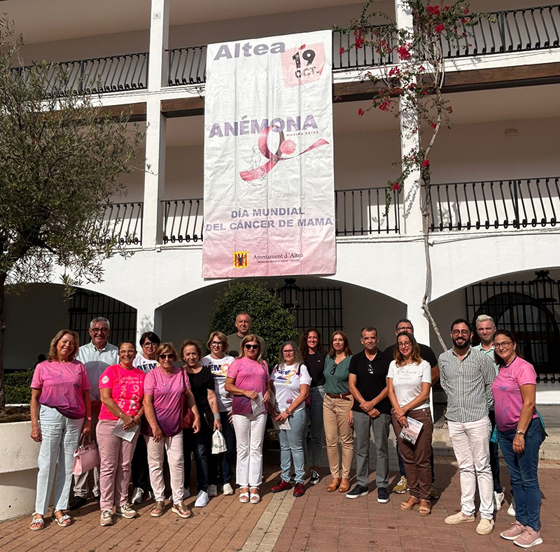 En el matí d’ahir, l’associació Anemona Marina Baixa i la Corporació Municipal participaven en la lectura del Manifest pel Dia Internacional del Càncer de Mama, que se celebra el 19 d’octubre. Una reivindicació avalada per FECMA, Federació, Espanyola de Càncer de Mama i les seues 48 associacions federades, entre les quals es troba Anemona. La congregació tenia lloc en la Plaça de l’Ajuntament, en el balcó principal del qual s’ha penjat una pancarta de sensibilització cap a esta malaltia.