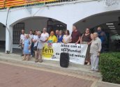 El 10 de octubre se celebrará el Día Mundial de la Salud Mental, y esta mañana una representación de AFEM, Asociación de familiares y enfermos mentales de la Marina Baixa, acompañados por la corporación municipal, han colocado una pancarta conmemorativa de la celebración, además de leer el manifiesto de este 2025, que este año tendrá el lema “Compartimos vulnerabilidad, defendamos nuestra salud mental”. WhatsApp Image 2025-10-06 at 11.57.59