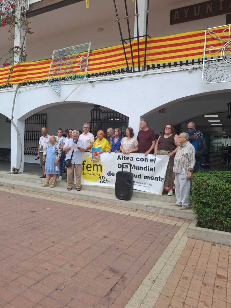 El 10 d’octubre es celebrarà el Dia Mundial de la Salut Mental, i aquest matí una representació de AFEM, Associació de familiars i malalts mentals de la Marina Baixa, acompanyats per la corporació municipal, han col•locat una pancarta commemorativa de la celebració, a més de llegir el manifest d’aquest 2025, que aquest any tindrà el lema “Compartim vulnerabilitat, defensem la nostra salut mental”.
