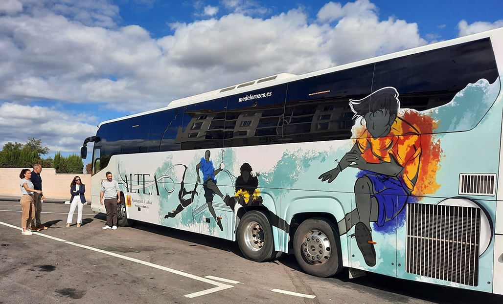 Esports Altea ja té rodant pels carrers l’autobús retolat amb el nou disseny de la regidoria, creat per Aida Mira Román, estudiant de Belles Arts de la UMH a Altea i guanyadora del concurs creat per a tal fi. A partir d’ara serà este vehicle, propietat de Medel Orozco, concessionària del servici, el que transporte als esportistes alteans als seues diferents partits. Esports Altea ja té rodant pels carrers l’autobús retolat amb el nou disseny de la regidoria, creat per Aida Mira Román, estudiant de Belles Arts de la UMH a Altea i guanyadora del concurs creat per a tal fi. A partir d’ara serà este vehicle, propietat de Medel Orozco, concessionària del servici, el que transporte als esportistes alteans als seues diferents partits.