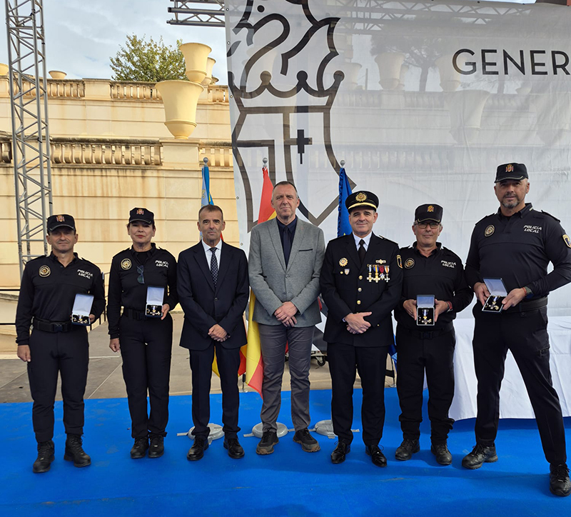 Set agents de la Policia Local d’Altea són condecorats per la Generalitat Valenciana amb la Creu Distintiu Blanc pels seus 25 anys de dedicació, professionalitat i servici exemplar a Altea. L’alcalde, Diego Zaragozí, el regidor de Seguretat Ciutadana Deo Sánchez i l’Inspector Cap Vicente Soler, van acompanyar als agents durant l’acte de lliurament i els van felicitar pel seu compromís amb la ciutadania. Set agents de la Policia Local d’Altea són condecorats per la Generalitat Valenciana amb la Creu Distintiu Blanc pels seus 25 anys de dedicació, professionalitat i servici exemplar a Altea. L’alcalde, Diego Zaragozí, el regidor de Seguretat Ciutadana Deo Sánchez i l’Inspector Cap Vicente Soler, van acompanyar als agents durant l’acte de lliurament i els van felicitar pel seu compromís amb la ciutadania.