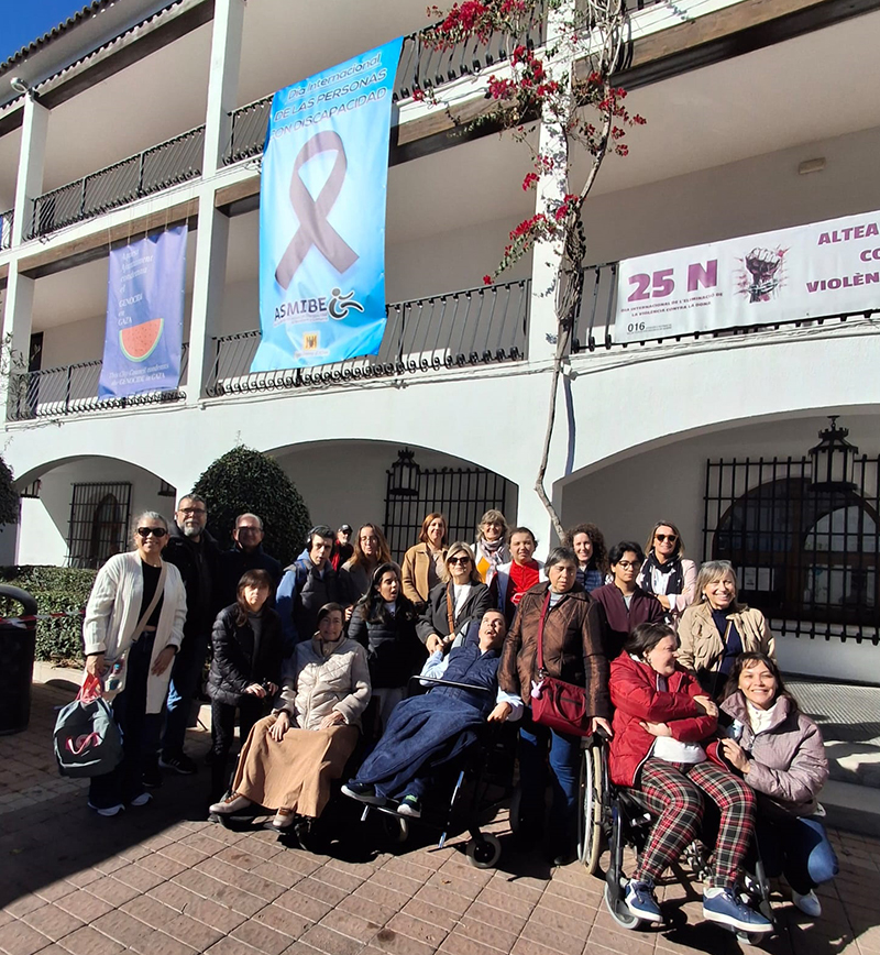 L’associació ASMIBE penja un any més el seu llaç solidari a l’Ajuntament d’Altea per a commemorar el Dia Internacional de les Persones amb Discapacitat que se celebra cada 3 de desembre. Amb esta acció de sensibilització l’entitat sense ànim de lucre continua treballant per una la participació real i efectiva de la persona amb discapacitat dins de la societat que forma part.