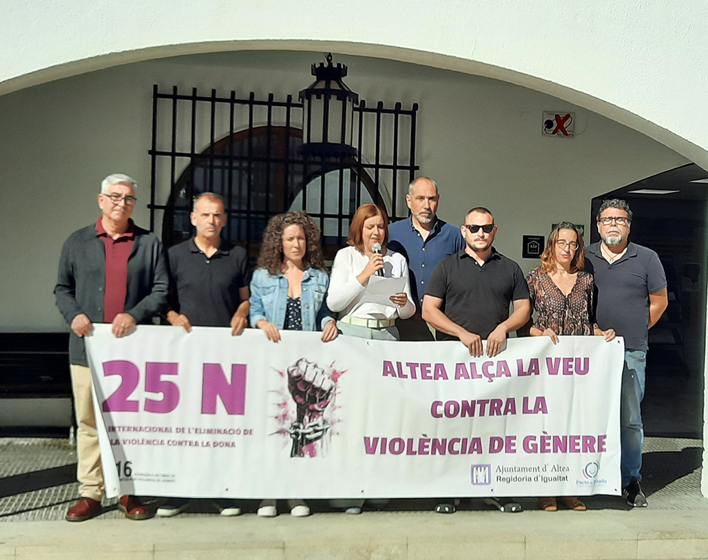 L’Ajuntament d’Altea s’ha sumat a la condemna per l’assassinat masclista d’una dona a Alacant, ocorregut el mes d’octubre passat, i la naturalesa de la qual masclista ha sigut confirmada pel Ministeri d’Igualtat. A les 12:00h s’ha llegit un manifest de repulsa i guardat un minut de silenci a les portes de la Casa Consistorial, com a mostra de rebuig a la violència masclista i en suport a les víctimes i les seues famílies.
