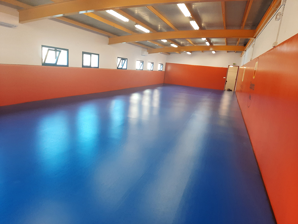 La regidoria d’Esports, regida per Sara Soler, ha realitzat una important millora de la sala d’esports de contacte, situada en el Pavelló Garganes. Una actuació que ha consistit en la renovació del tatami substituint-lo per un altre de millor qualitat, folrat de lona vinílica, tant en el sòl com en les parets, amb la finalitat d’augmentar la protecció i la higiene dels esportistes.