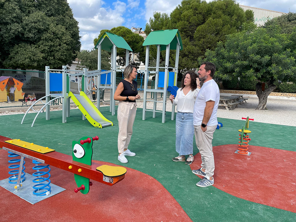L’Ajuntament renova el parc del CEIP El Blanquinal L’Ajuntament renova el parc del CEIP El Blanquinal