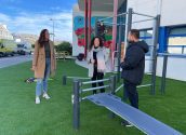 Desde las concejalías de Juventud y Deportes se ha rehabilitado el exterior del centro juvenil, además se ha incorporado a ese espacio poco aprovechado un parque de calistenia y 3 mesas de picnic. CALISTENIA 1
