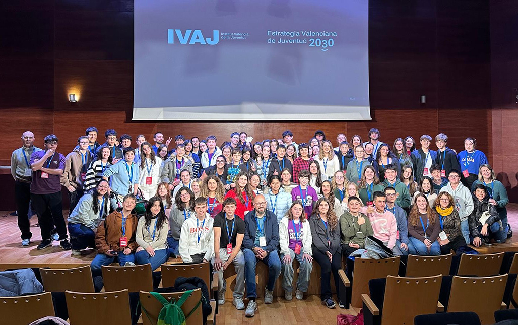 Cinco corresponsales juveniles y una la técnica de área participan en el Encuentro Autonómico de Corresponsales celebrado hace unos días en Valencia. En representación de Altea estuvieron presentes  O. Pandit, C. Lloret, H. Devesa, A. Ciudad y J. Tomás, junto con la dinamizadora del Centro Juvenil de Altea, Mar Delgado. En el trascurso del encuentro los participantes reflexionaron sobre la construcción de la Estrategia de Juventud 2030.