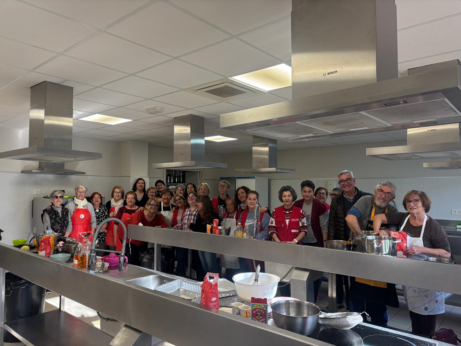 Jose M. Borja y Anna Lanuza, ediles de Comercio y Bienestar Social respectivamente, visitan el Aula de Cocina donde las personas de los talleres de tercera edad y TAPIS, con la colaboración de Corazón Exprés, preparan los dulces y chocolates que se servirán en el encendido de luces de Navidad en la plaza del Ayuntamiento esta tarde a las 18:00 horas
