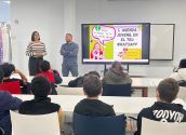 El regidor de Joventut, Germán Manjón, i la regidora d’Igualtat, Anna Lanuza, han acompanyat els alumnes de 1r d’ESO dels IES d’Altea en la visita de l’exposició “No em toques el WhatsApp” al Centre Juvenil. Es tracta d´un recurs de l’IVAJ per a sensibilitzar i previndre la violència de gènere entre els joves. Els regidors han destacat la importància d’este tipus d’activitats per a fomentar la reflexió i la participació de l’alumnat. FOTONOTICIA JUVENTUD E IGUALDAD