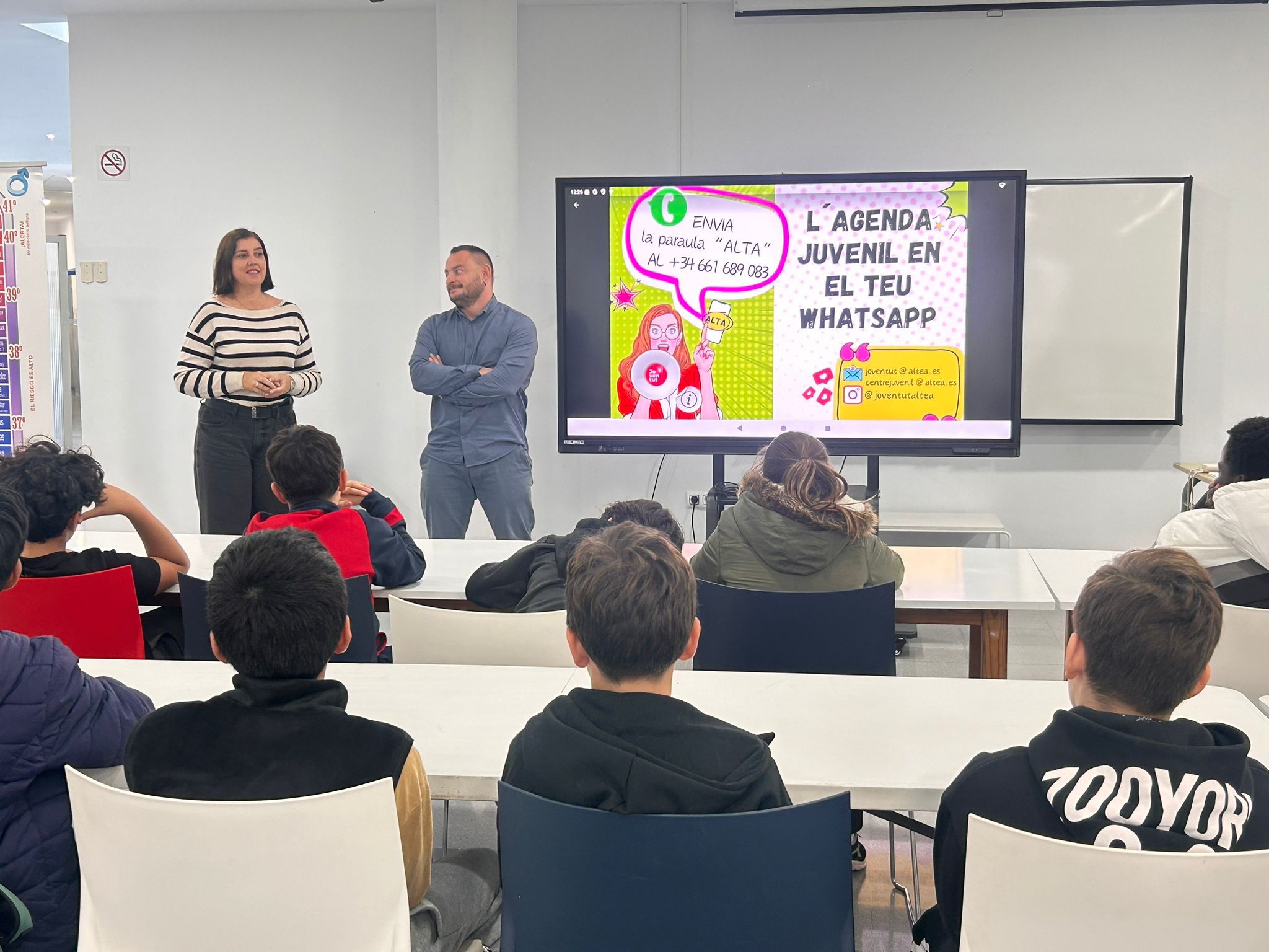 El regidor de Joventut, Germán Manjón, i la regidora d’Igualtat, Anna Lanuza, han acompanyat els alumnes de 1r d’ESO dels IES d’Altea en la visita de l’exposició “No em toques el WhatsApp” al Centre Juvenil. Es tracta d´un recurs de l’IVAJ per a sensibilitzar i previndre la violència de gènere entre els joves. Els regidors han destacat la importància d’este tipus d’activitats per a fomentar la reflexió i la participació de l’alumnat. El regidor de Joventut, Germán Manjón, i la regidora d’Igualtat, Anna Lanuza, han acompanyat els alumnes de 1r d’ESO dels IES d’Altea en la visita de l’exposició “No em toques el WhatsApp” al Centre Juvenil. Es tracta d´un recurs de l’IVAJ per a sensibilitzar i previndre la violència de gènere entre els joves. Els regidors han destacat la importància d’este tipus d’activitats per a fomentar la reflexió i la participació de l’alumnat.
