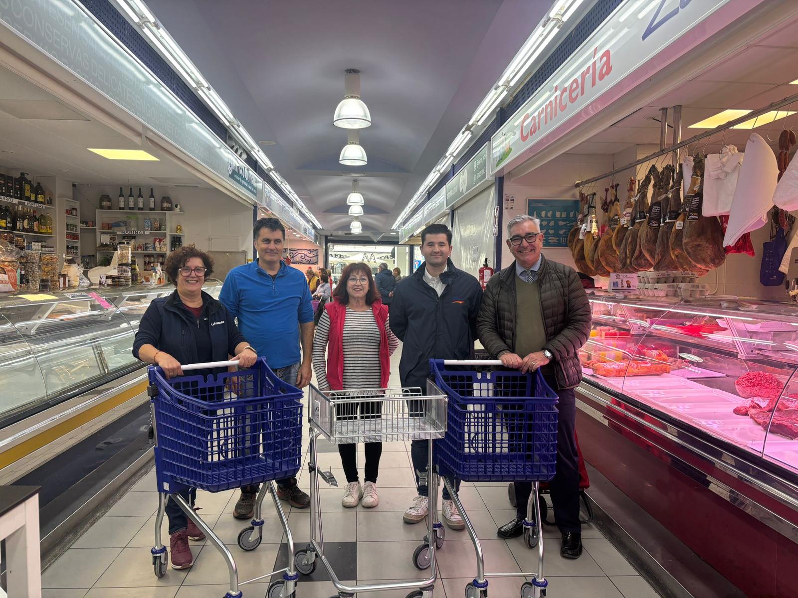 Comerç adquireix carros, un d’ells adaptat, per a facilitar les compres en el Mercat Municipal Comerç adquireix carros, un d’ells adaptat, per a facilitar les compres en el Mercat Municipal