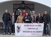 Minuto de silencio por parte de algunos miembros de la Corporación Municipal, a las puertas de la Casa Consistorial, para condenar el asesinato machista de una mujer en Alicante, ocurrido el pasado 2 de diciembre. MINUT SILENCI AJUNTAMENT