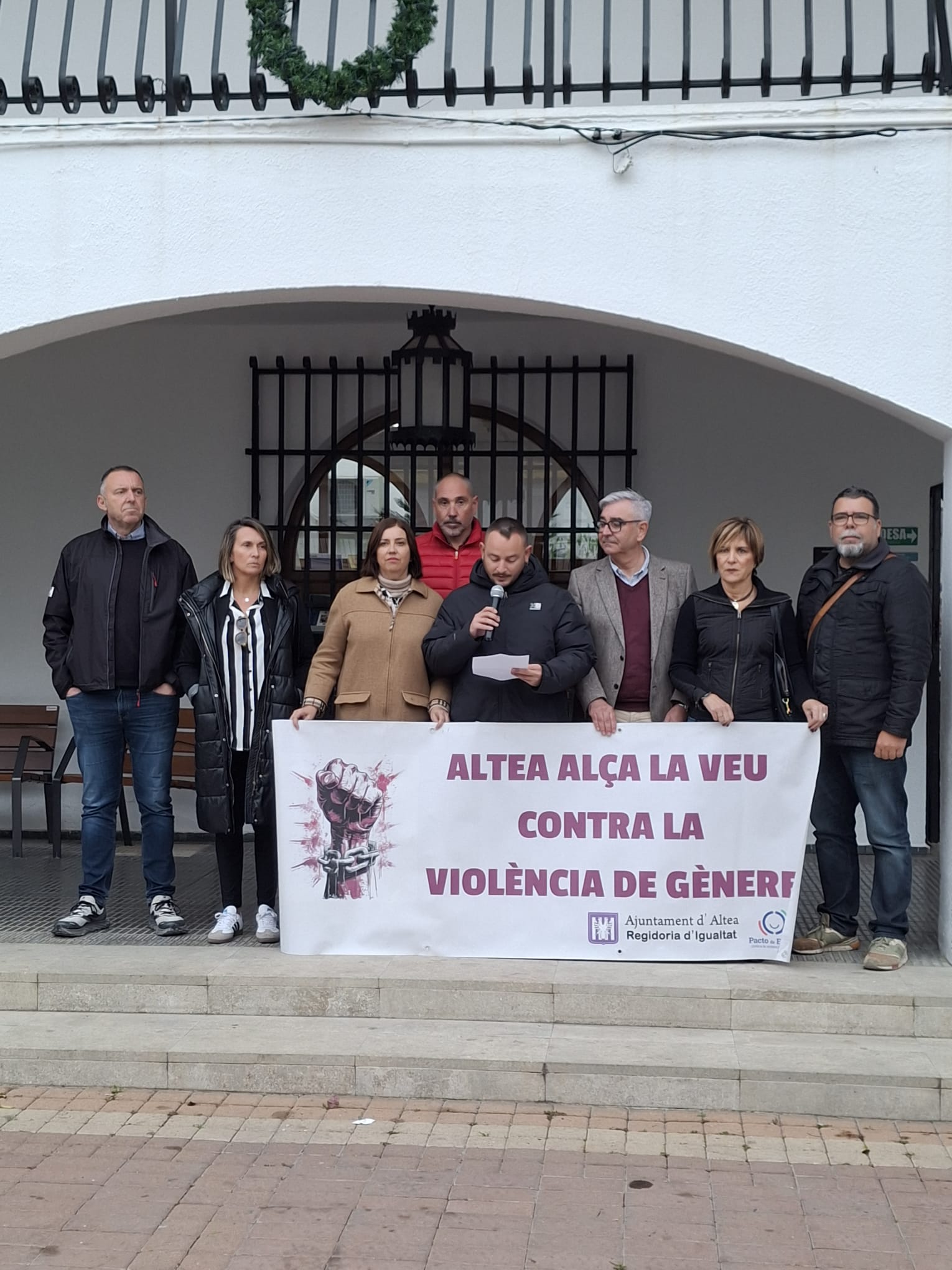 Minut de silenci per part d´alguns membres de la Corporació Municipal,a les portes de la Casa Consistorial, per a condemnar  l’assassinat masclista d’una dona a Alacant, ocorregut el passat 2 de desembre.