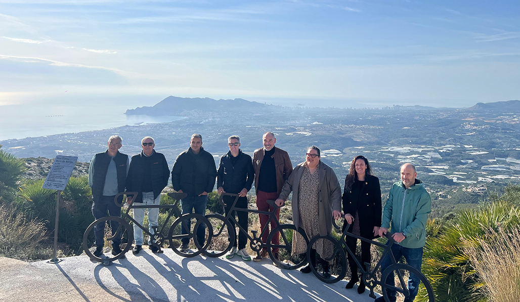 Una escultura de Mario Romero recordarà en la Serra Bernia l’arribada de la Volta Ciclista a la Comunitat Valenciana