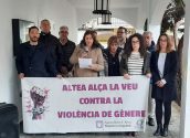 L'Ajuntament d'Altea s'ha sumat a la condemna per l'assassinat masclista d'una dona a Catarroja, ocorregut la setmana passada i la naturalesa masclista era confirmada pel Ministeri d'Igualtat ahir. A les portes del Consistori, s'ha llegit un manifest de compromís amb la igualtat i lluita contra qualsevol forma de violència masclista. En finalitzar la lectura, els presents han guardat un minut de silenci. minut silenci web
