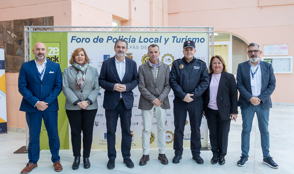 La Policia Local d’Altea, amb l’edil d’àrea, Deo Sánchez, i l’inspector cap, Vicente Soler al capdavant, ha participat en l’I Fòrum Policia Local i Turisme. La Policia Local d’Altea, amb l’edil d’àrea, Deo Sánchez, i l’inspector cap, Vicente Soler al capdavant, ha participat en l’I Fòrum Policia Local i Turisme.