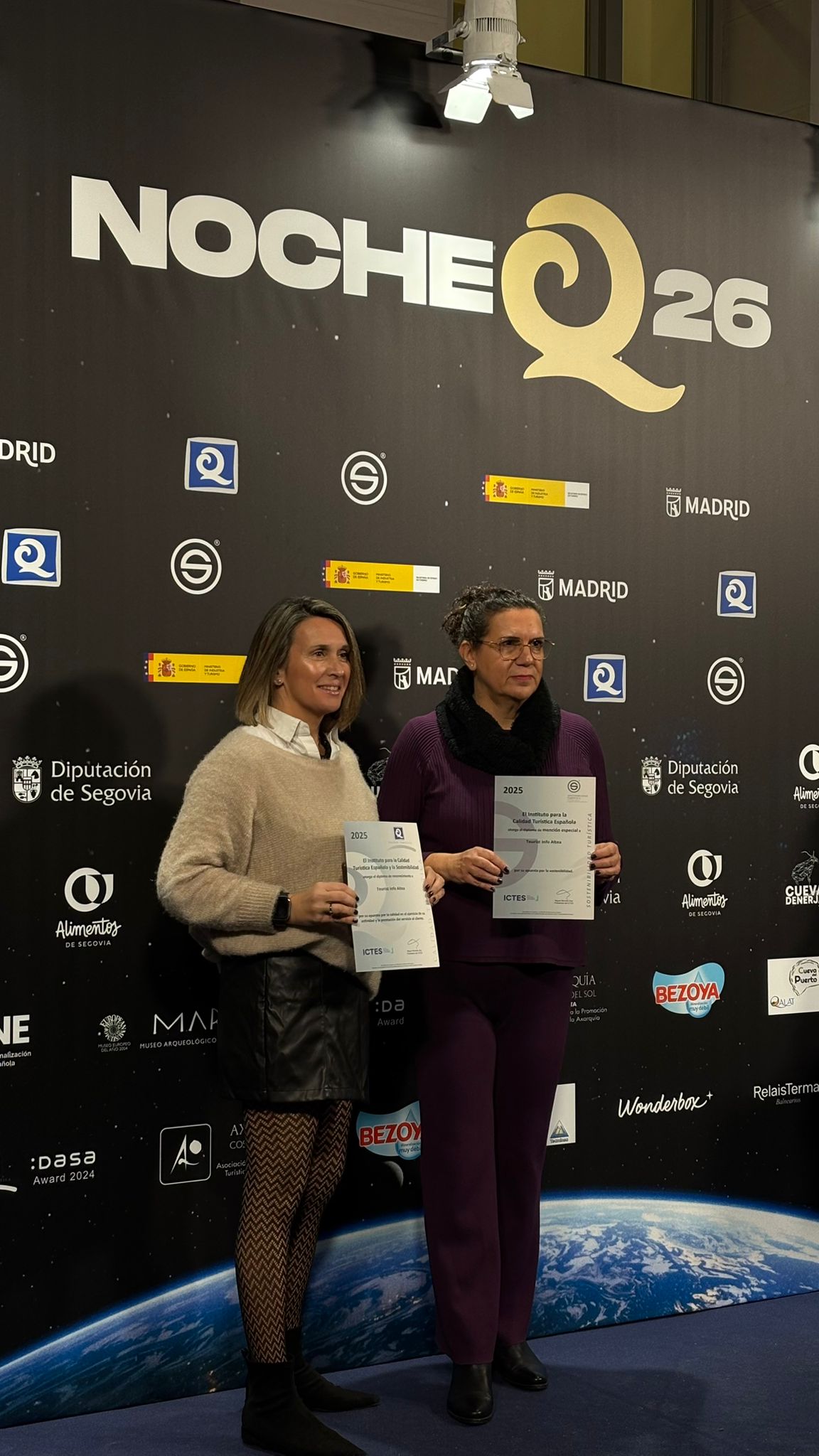 La Regidoria de Turisme de l’Ajuntament d’Altea ha estat present este cap de setmana a FITUR, mantenint reunions clau amb la Secretaria d’Estat de Turisme i amb la Universitat Miguel Hernández (UMH). A més, Altea ha arreplegat els distintius S de Sostenibilitat Turística i Q de Qualitat Turística, que reconeixen el compromís del municipi amb un model turístic responsable i de qualitat.