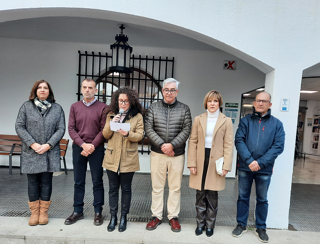 Altea guarda un minut de silenci per les víctimes del fatídic accident de trens ocorregut el dissabte en Adamuz i expressa el seu més sincer condol a les famílies i amics dels morts. Altea guarda un minut de silenci per les víctimes del fatídic accident de trens ocorregut el dissabte en Adamuz i expressa el seu més sincer condol a les famílies i amics dels morts.