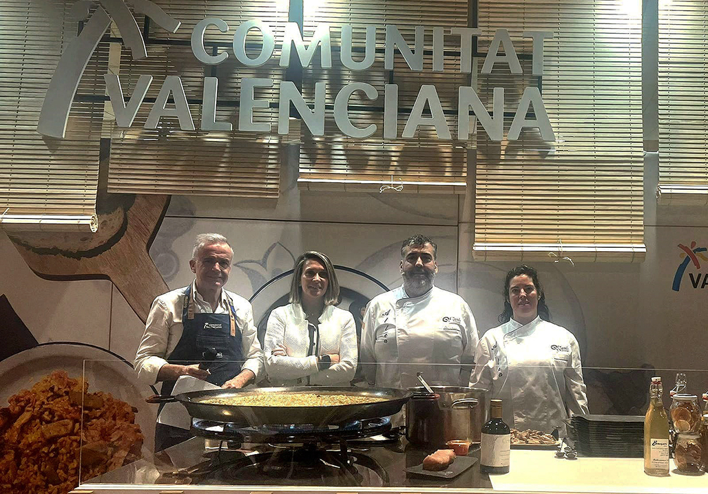 El restaurant ‘El Cantó del Palasiet’ representa a Altea a ‘Madrid Fusión, alimentos de España’ amb un showcooking, en el qual el seu xef Vicente Orozco preparava una paella de serviola, favetes i alls. El públic assistent va poder també degustar Mistela del Barranquet; mini coca amb confitura de carabassa; melva en oli i taronja sanguina. Productes procedents de l’horta i la badia d’Altea. A la cita acudia l’edil de Turisme, Xelo González, qui ha valorat positivament l’experiència.