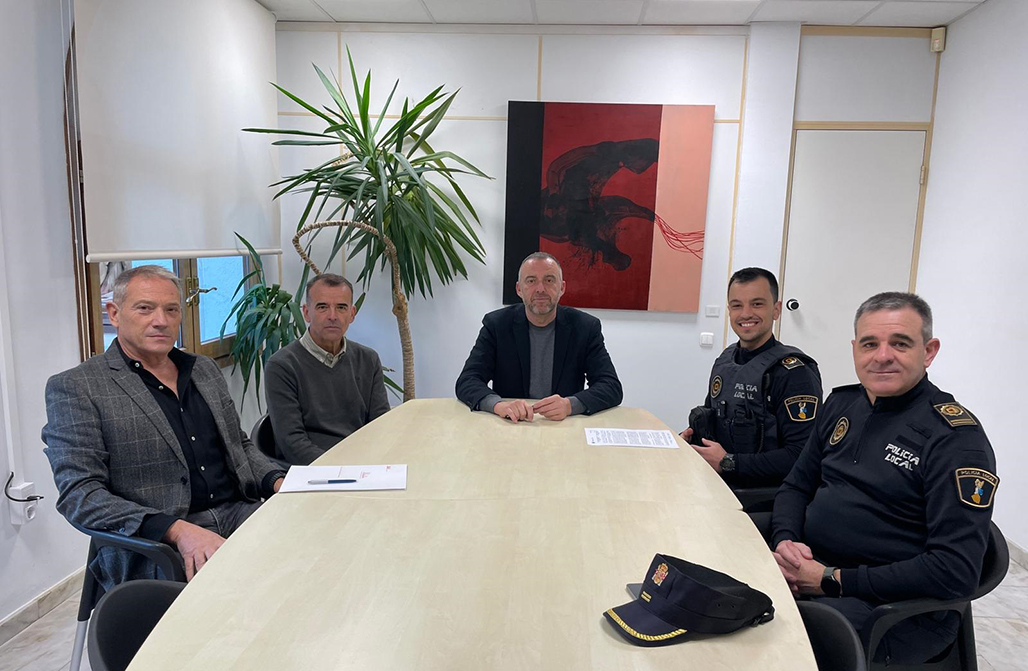 Raúl Hernández Lendínez ha tomado posesión de su puesto como funcionario de carrera ‘Agente de la Policía Local’. El acto ha estado presidido por el Alcalde, Diego Zaragozí y el Secretario Municipal, Ángel Pérez Iñesta y ha contado con la presencia del edil de Policía Local y Recursos Humanos, Deo Sánchez y el Inspector Jefe de la Policía Local, Vicente Soler.