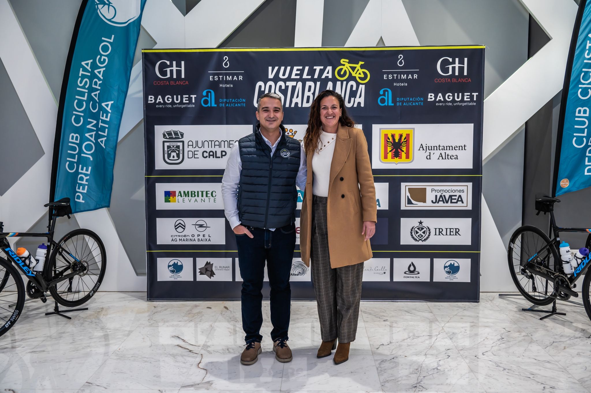 Aquest cap de setmana s’ha presentat la II Edició de la Volta Costa Blanca, una competició ciclista que es consolida en el calendari i que tindrà Altea com una de les seues seus principals. La prova, adreçada a la categoria cadet, se celebrarà els dies 6, 7 i 8 de març de 2026. Altea acollirà la primera etapa el divendres 6 de març, amb eixida i arribada a la Plaça dels Esports a les 16.00 h. El recorregut es completarà amb etapes a Xàbia i Calp i comptarà amb la participació d’equips de la Comunitat Valenciana, altres regions d’Espanya i Portugal. En la presentació van estar presents la regidora d’Esports de l’Ajuntament d’Altea, Sara Soler, i el president del Club Pere Joan Caragol, Jaume Barber.